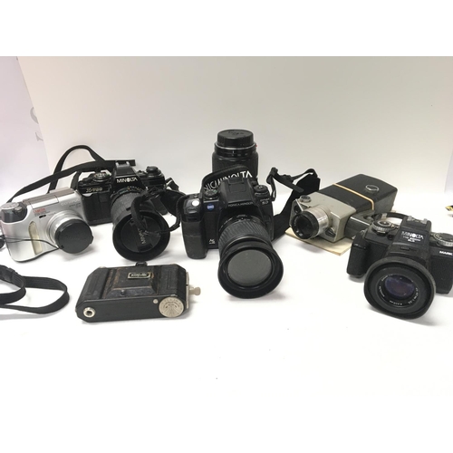 2067 - A collection of vintage cameras and equipment including a Konica Minolta dynax 5D, Minolta X-700, Se... 