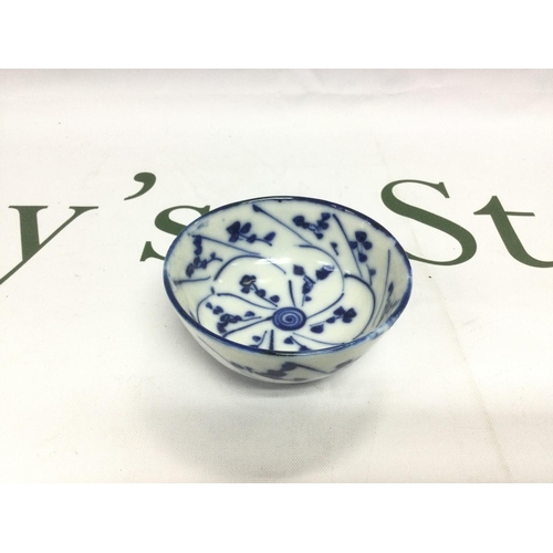 927 - A small Chinese blue and white tea bowl, approx diameter 7.5cm. Shipping category D.