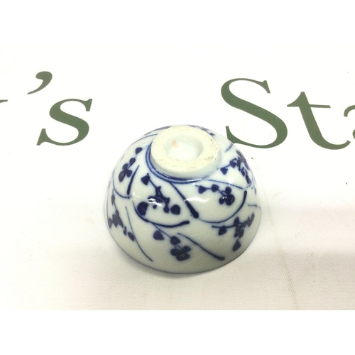 927 - A small Chinese blue and white tea bowl, approx diameter 7.5cm. Shipping category D.