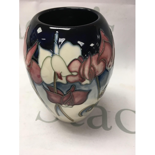 1016 - A Moorcroft wild cyclamen pattern vase 14 cm