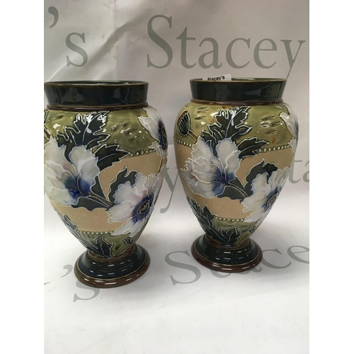 1018 - A pair of Doulton vases decorated with flowers and foliage. 20 cm no damage or restoration .