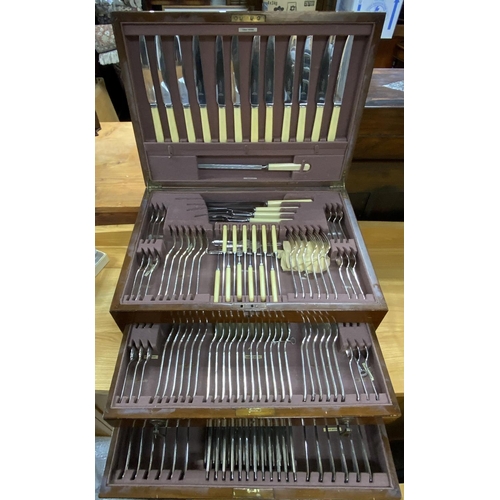 812 - A 1930s canteen of cutlery. (D)