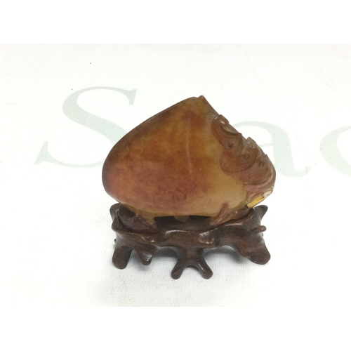 884 - An agate and a jade carving (2), height of agate carving 6cm including hardwood stand. Shipping cate... 