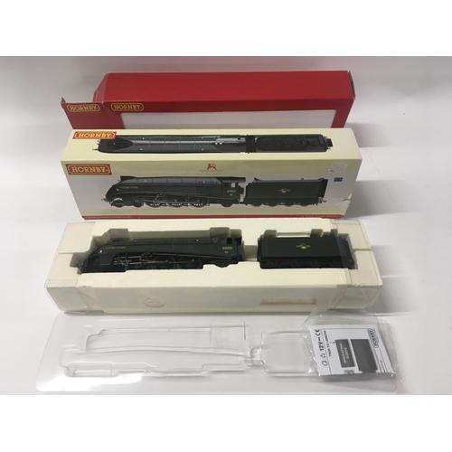 106 - A boxed Hornby model Locomotive R 2340 Class A4 Golden Plover. DCC Ready 00 gauage.