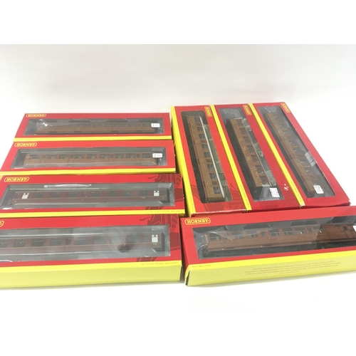 118 - A collection of 8 boxed Hornby model carriages. 00 gauge.