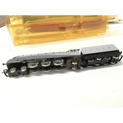 292 - 2x boxed model locomotives 00 gauge. Includes Hornby R.099 LNER 4.6.2. Silver Fox box worn. Also inc... 