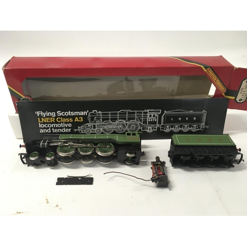 295 - 2x boxed model locomotives with tender by Hornby includes R.855 LNER Flying Scotsman and R.350 A4 Ma... 