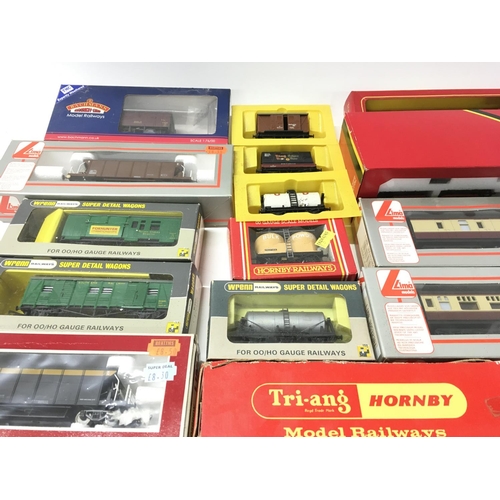 312 - A collection of 20 boxed and loose 00 gauge model railway coaches..wagons and cars. Manufacturers in... 