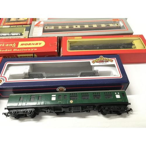 312 - A collection of 20 boxed and loose 00 gauge model railway coaches..wagons and cars. Manufacturers in... 