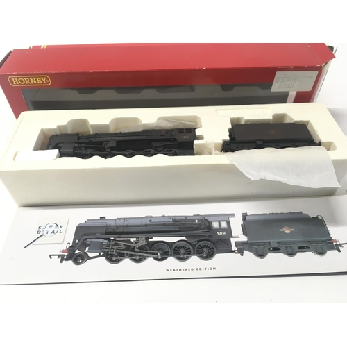 318 - 2x boxed 00 gauge model locomotives by Hornby including R.2200. BR 2.10.0. Class 9 F loco weathered ... 