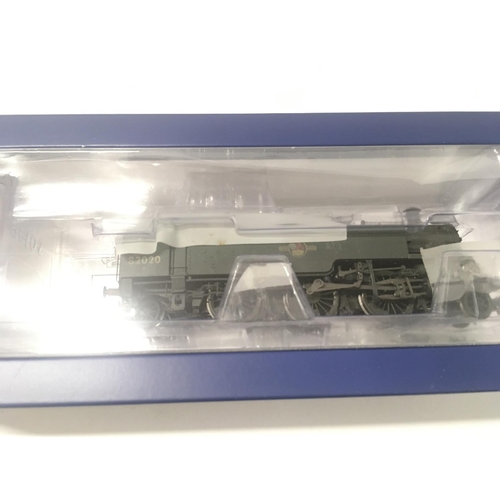 320 - A boxed 00 gauge model locomotive by bachmann 31.980. BR Standard Class 3MT 82020. BR green late cre... 