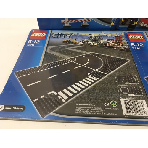 538 - sealed boxed Lego set # 60026. City. Also 2x sealed City road track # 7281. No reserve (2)