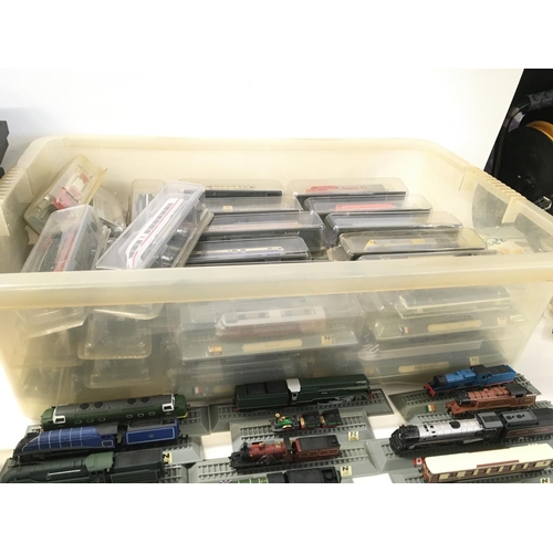 586 - A large collection of model trains by Atlas etc. No reserve. (2)