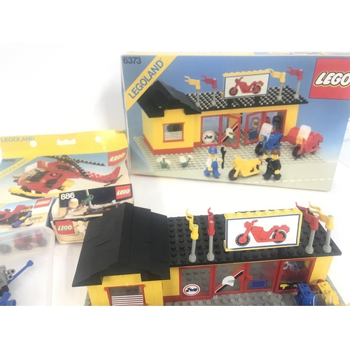 736 - A collection Of Various Boxed And Loose Lego Sets. All Boxes Have Been Opened. And a Collection of L... 