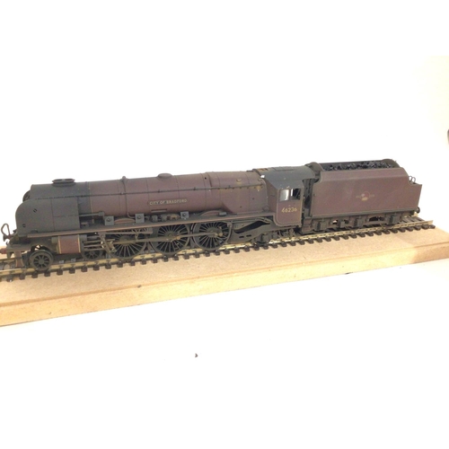 819 - 3x Hornby locomotives 2 boxed one loose on display track. Includes R2015 city of Bradfordâs..R053 ... 