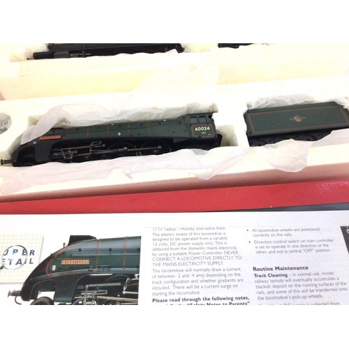 822 - 2x boxed Hornby locomotives with tenders includes R2203 class A4 Kingfisher.. R2202 class 2800. 00 g... 