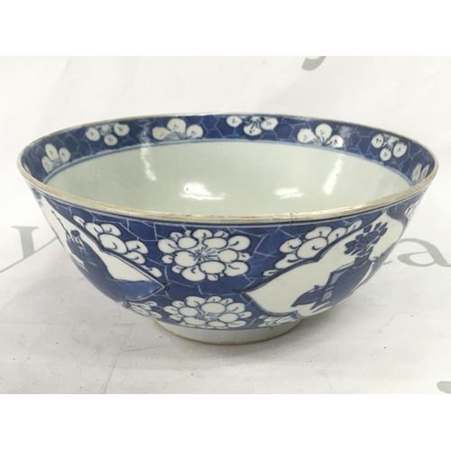 860 - A 19th century Chinese blue and white bowl with a four character mark at the base, 18cm wide. Hairli... 