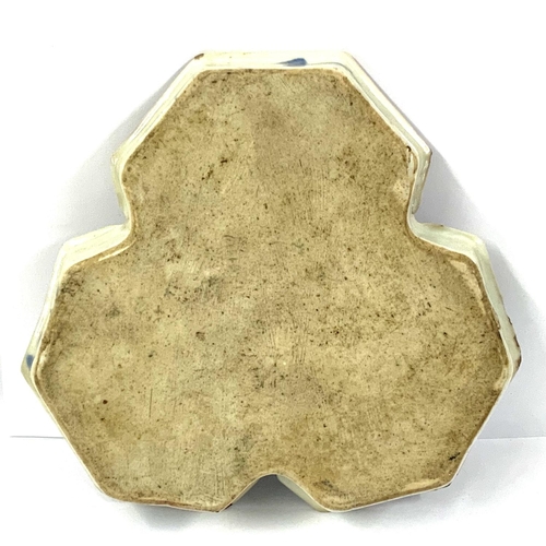 875 - A small early Chinese Imari trefoil dish. 14.4cm. (Some chipping to rims and hairline).