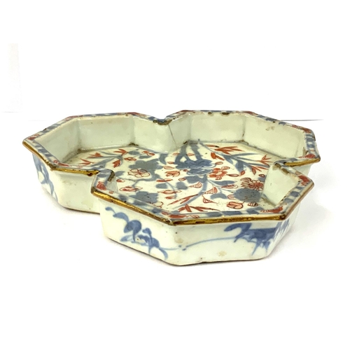 875 - A small early Chinese Imari trefoil dish. 14.4cm. (Some chipping to rims and hairline).