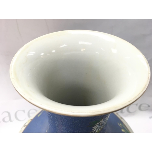 877 - A Chinese Qianlong marked vase with hand painted panel design of birds and flowers. No obvious damag... 