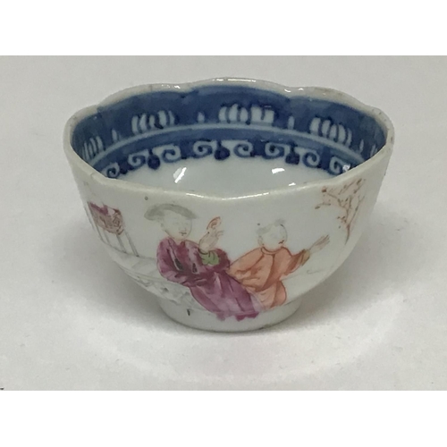 900 - An 18th century Chinese Export porcelain tea bowl with a shaped edge the sides painted with figures ... 