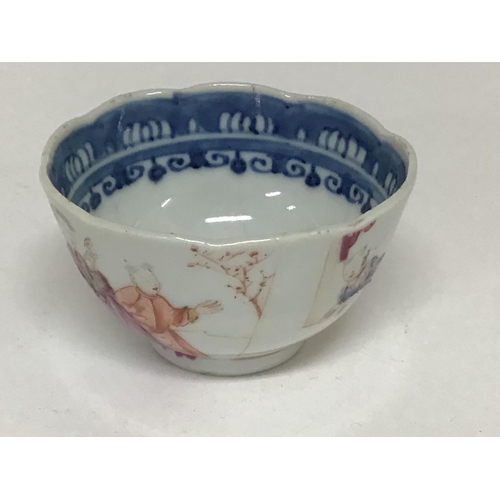 900 - An 18th century Chinese Export porcelain tea bowl with a shaped edge the sides painted with figures ... 