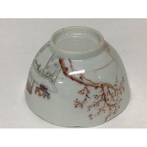 900 - An 18th century Chinese Export porcelain tea bowl with a shaped edge the sides painted with figures ... 