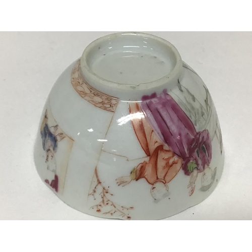 900 - An 18th century Chinese Export porcelain tea bowl with a shaped edge the sides painted with figures ... 
