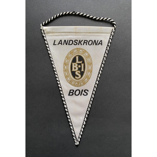 59 - John Lyalls Football Pennant Collection: 20 pennants picked up in his career and listed by his famil... 