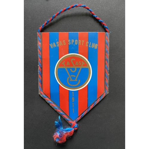 59 - John Lyalls Football Pennant Collection: 20 pennants picked up in his career and listed by his famil... 