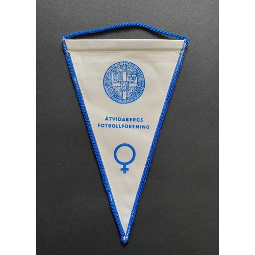 59 - John Lyalls Football Pennant Collection: 20 pennants picked up in his career and listed by his famil... 