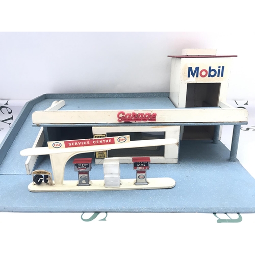 119 - A Vintage Mobil Garage. Boxed Burago Cars And Other Oddments. No Reserve.(2).