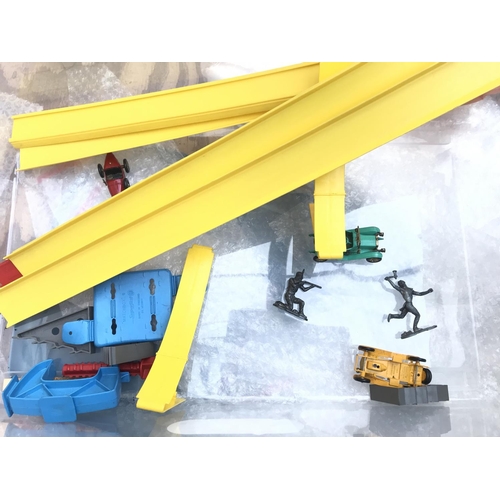 119 - A Vintage Mobil Garage. Boxed Burago Cars And Other Oddments. No Reserve.(2).