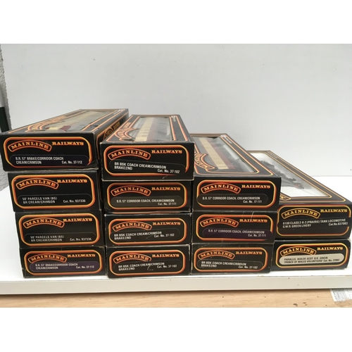 A collection of boxed 00 gauge model railway pieces featuring 2x ...