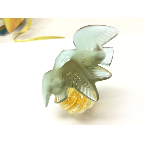 802 - A boxed Nina Ricci L Air Du Temps 15 ml New Lalique Doves Green Perfume Bottle. This lot cannot be p... 