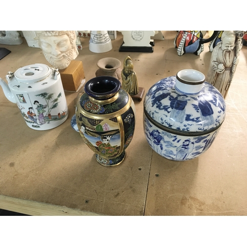 910 - A Chinese blue and white porcelain bowl with lid along with other oriental items. Postage D. NO RESE... 