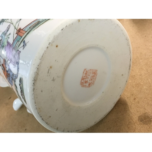 910 - A Chinese blue and white porcelain bowl with lid along with other oriental items. Postage D. NO RESE... 