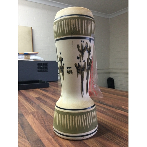 910 - A Chinese blue and white porcelain bowl with lid along with other oriental items. Postage D. NO RESE... 