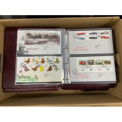 A large collection of first day covers, 15 albums.