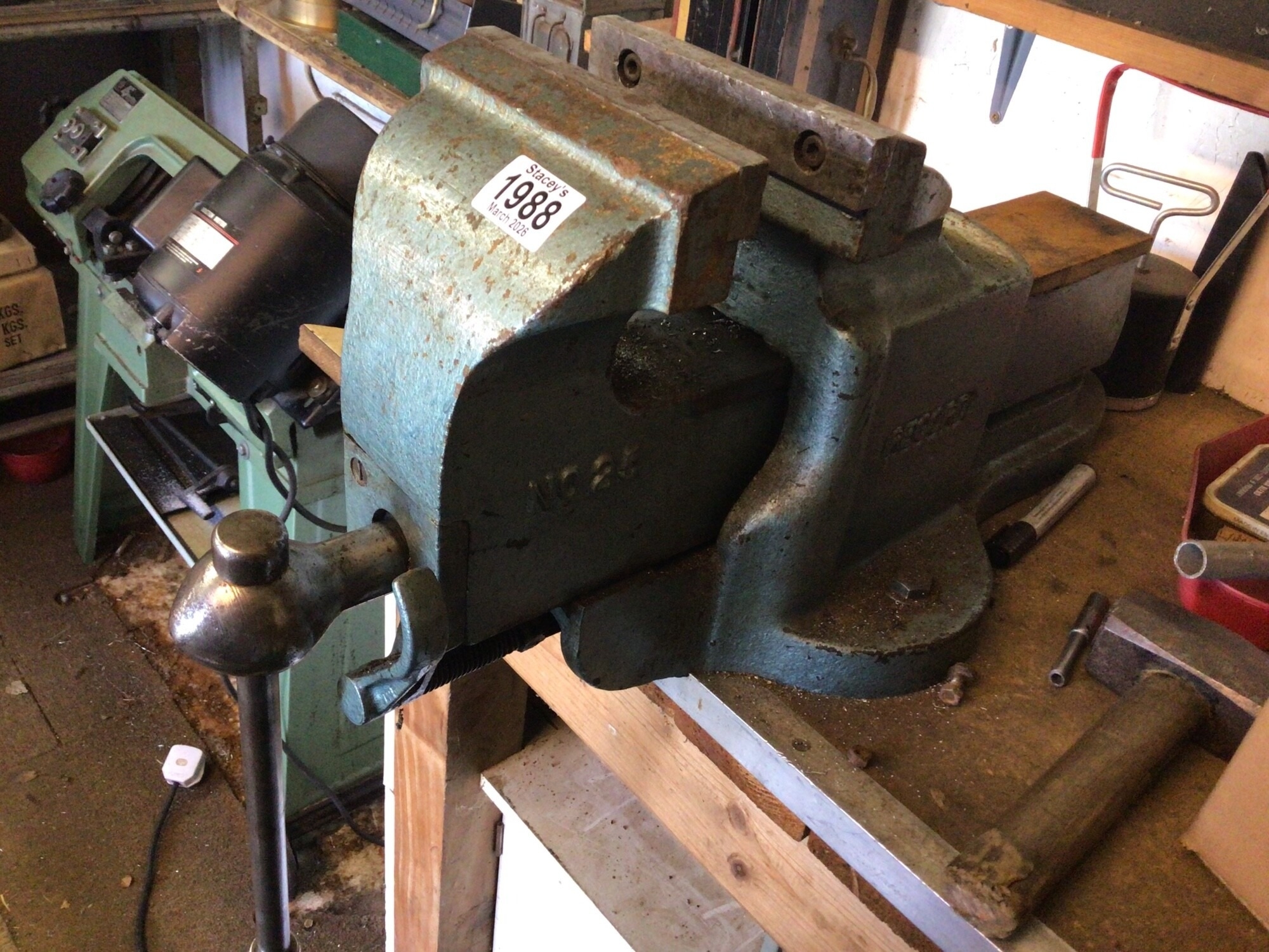 A heavy duty bench vice Record 25 model. Buyer to arrange collection ...