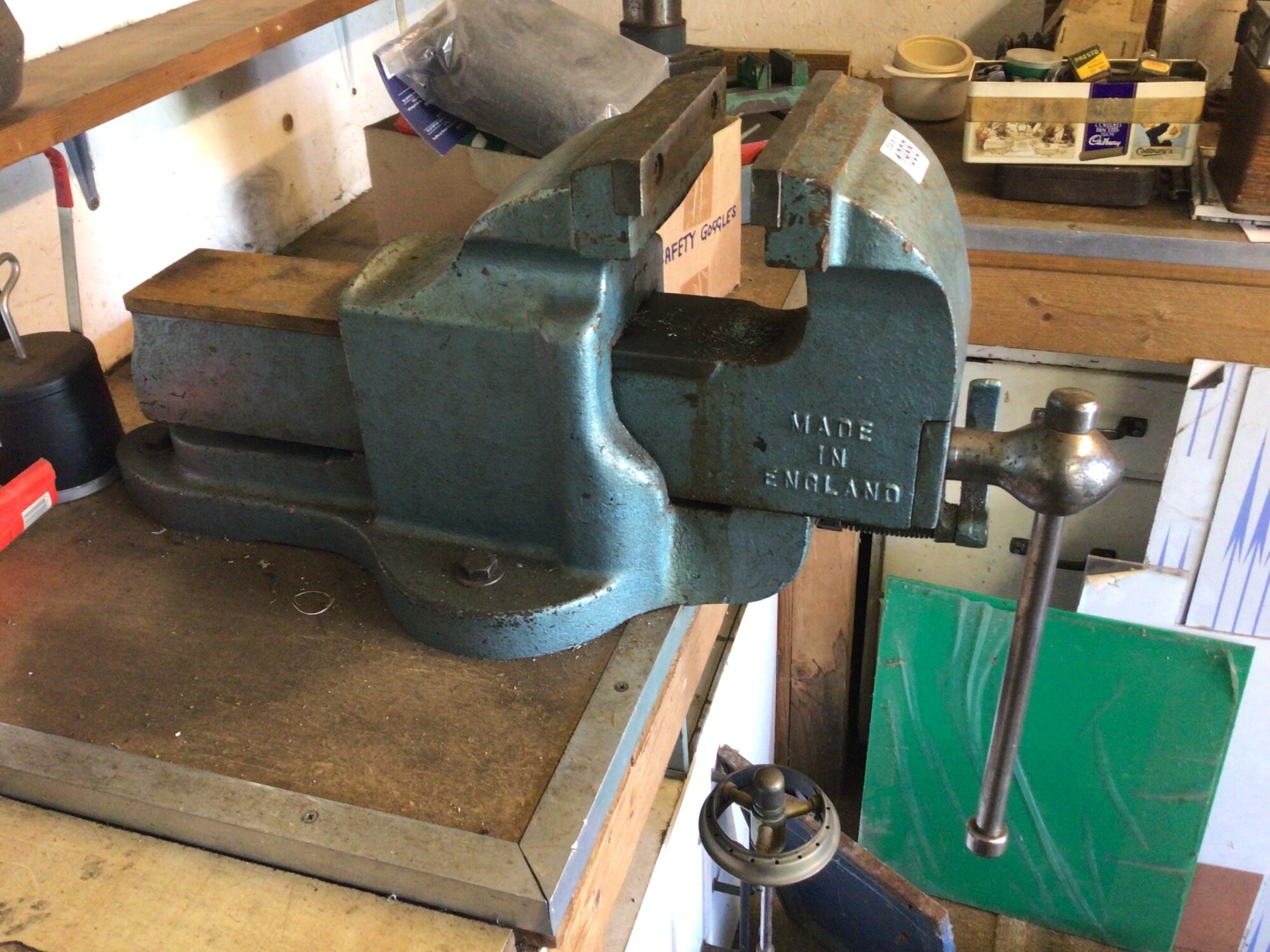 A heavy duty bench vice Record 25 model. Buyer to arrange collection ...