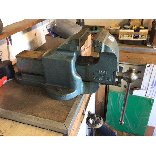 A heavy duty bench vice Record 25 model. Buyer to arrange collection ...