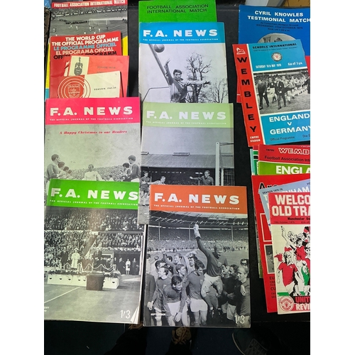 129 - Arsenal Football Programmes+ Binders: Possible complete seasons of home programmes with official bin... 