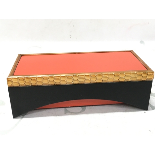 1021 - Boxed Swarovski crystal glass figures including silver heron, crystal vase of red roses, dragon (eye... 