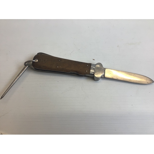 649 - A German Third Reich Luftwaffe II world war Paratroopers gravity Knife with a wood grip maker SMF So... 