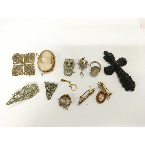 867 - A small collection of dress jewellery. NO RESERVE