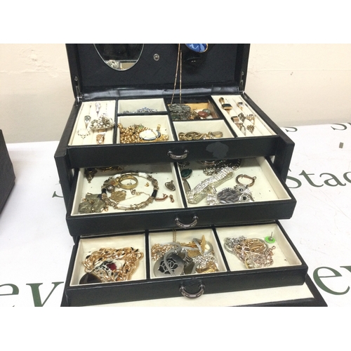 872 - A jewellery box containing costume jewellery NO RESERVE