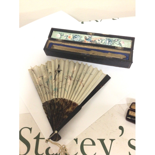 899 - A 19th century tortoiseshell and silk embroidered fan in a lacquer box with a hand painted panel. Go... 