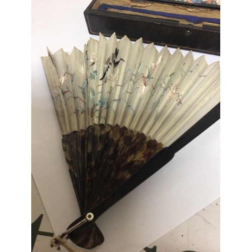 899 - A 19th century tortoiseshell and silk embroidered fan in a lacquer box with a hand painted panel. Go... 