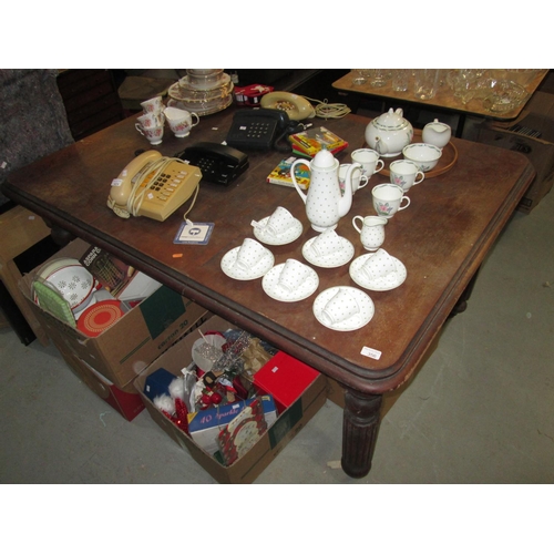 351 - Victorian mahogany extending dining table